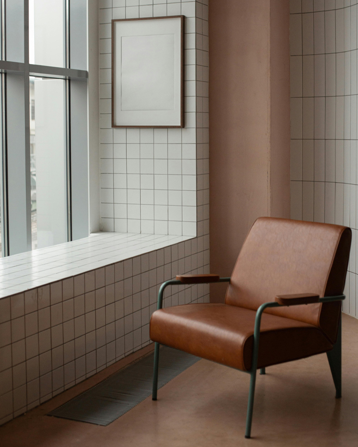 A brown leather chair in a ligt and airy showroom